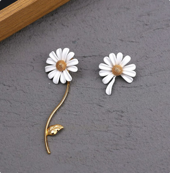 Cute White Chrysanthemum Earrings